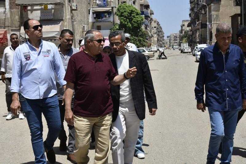 محافظ بورسعيد يتفقد عددًا من المناطق بحي الزهور لحل مشكلات الصرف الصحي ورفع مستوى الخدمات