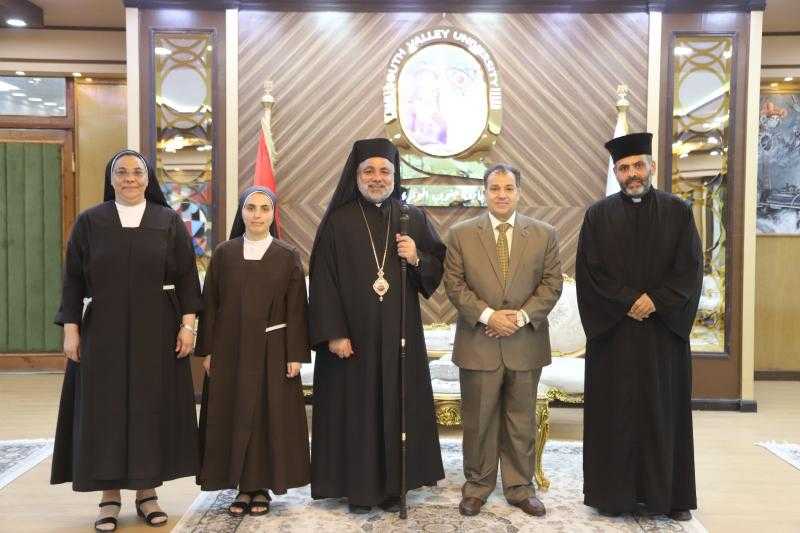 رئيس جامعة جنوب الوادي يستقبل وفد الكنيسة الكاثوليكية للتهنئة بعيد الاضحى المبارك
