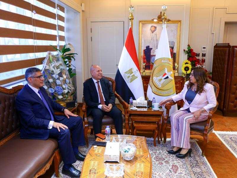 وزيرة التنمية المحلية تتابع مع محافظي القاهرة والجيزة المشروعات التنموية والخدمية