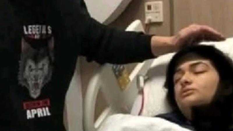 ملك زاهر في المستشفى برفقة والدها بعد تعرضها لوعكة صحية