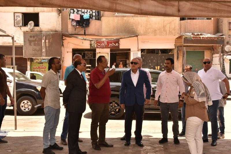 محافظ الأقصر يتفقد عددًا من المواقع والأسواق بمدينة الأقصر