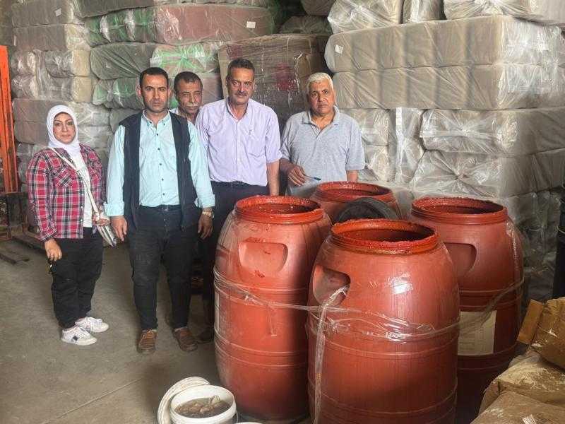 ضبط مخزن مواد خام منتهية الصلاحية تستخدم في صناعه الكاتشب والمايونيز بالمنطقة الصناعية مركز انشاص الرمل بالشرقية