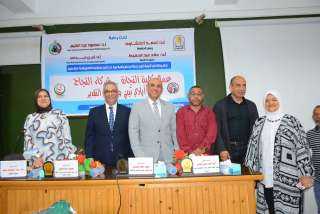 كلية التجارة بجامعة أسيوط تكرم عمالها تقديرًا لعطائهم وجهودهم المخلصة