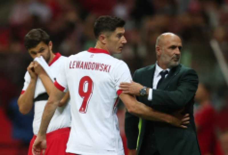 في بيان رسمي.. مدرب بولندا يرحل من منصبه بعد أزمة ليفاندوفسكي