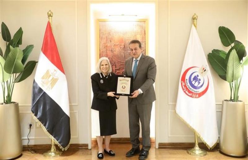 وزير الصحة يكرّم السفيرة هيفاء أبو غزالة تقديرًا لجهودها في دعم الأمن الصحي العربي