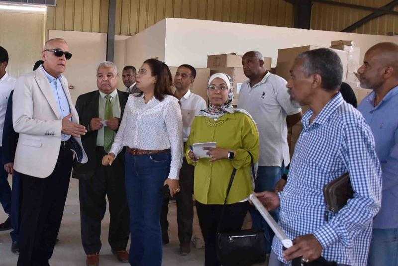 محافظ الأقصر يتفقد مدرسة العديسات الصناعية ويبحث تشغيل مصنع لمبات LED لتدريب الطلاب
