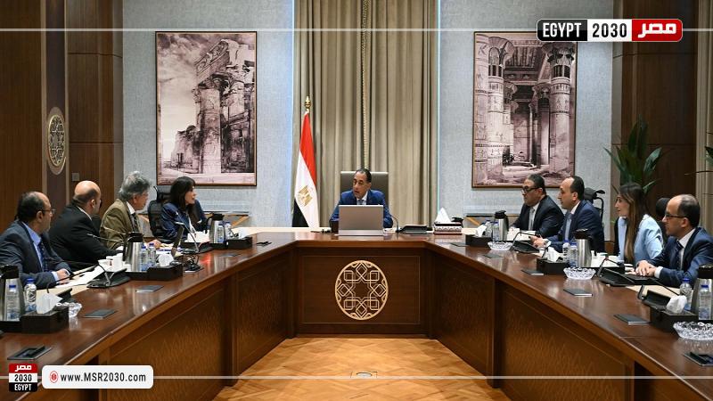 رئيس الوزراء خلال الاجتماع