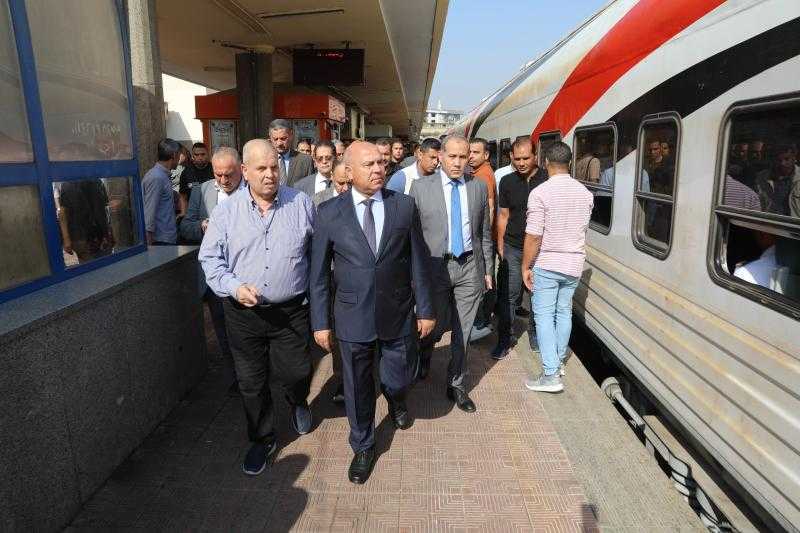 كامل الوزير يوجه بتكثيف حملات التوعية ضد ظاهرة رشق القطارات بالحجارة