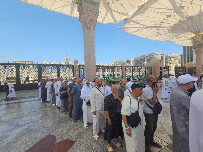 بعثة حج الجمعيات الأهلية تنظم زيارات الروضة الشريفة باصطحاب الحجاج من الفنادق حتى منطقة التجمع بالحرم