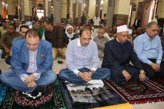 محافظ سوهاج يؤدي صلاة الجمعة بمسجد العارف بالله