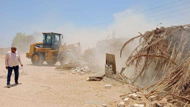 إزالة ١١ حالة تعدى بإسنا بالاقصر وإسترداد ٣٦ آخرى غير مستوفية شروط التقنين
