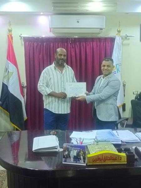 إيقاف أعمال وإزالة حالة بناء مخالف في المهد  ..وتكريم الموظف المثالي عن شهر مايو  بمدينة البياضيه بالأقصر
