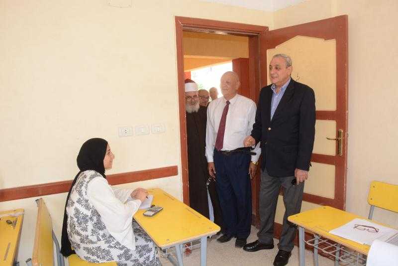 محافظ الغربية يتابع أداء الطلاب في امتحانات الشهادة الثانوية الأزهرية بالقسم العلمي