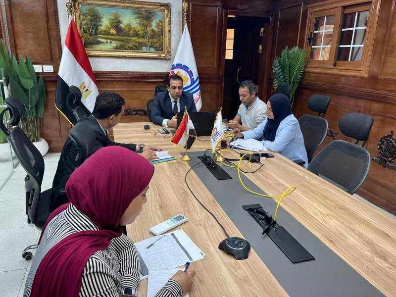 نائب محافظ قنا يبحث نموذج التوظيف منخفض التكلفة لتعزيز فرص العمل بالمحافظة