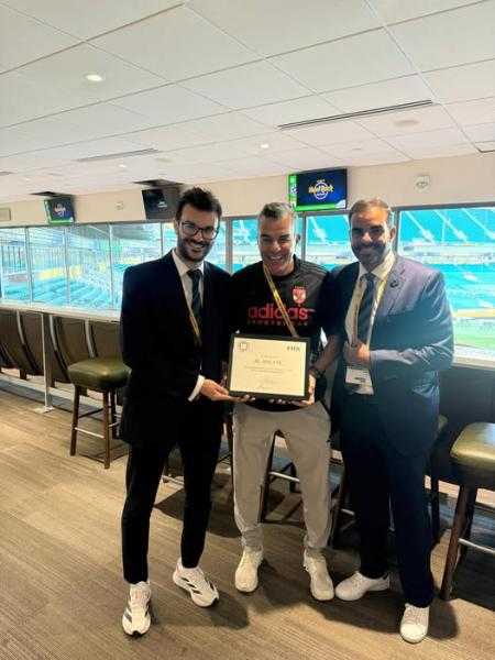 خالد مرتجي يتسلم شهادة مشاركة الأهلي للمرة العاشرة في كأس العالم للأندية