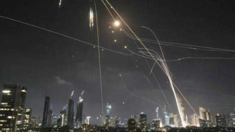 صواريخ إيرانية تستهدف مناطق قرب مطار بن جوريون وتل أبيب تهتز بالانفجارات