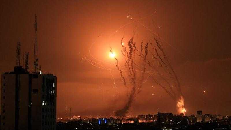 عاجل.. شاهد لحظة سقوط صاروخ «فرط صوتي» إيراني وسط تل أبيب