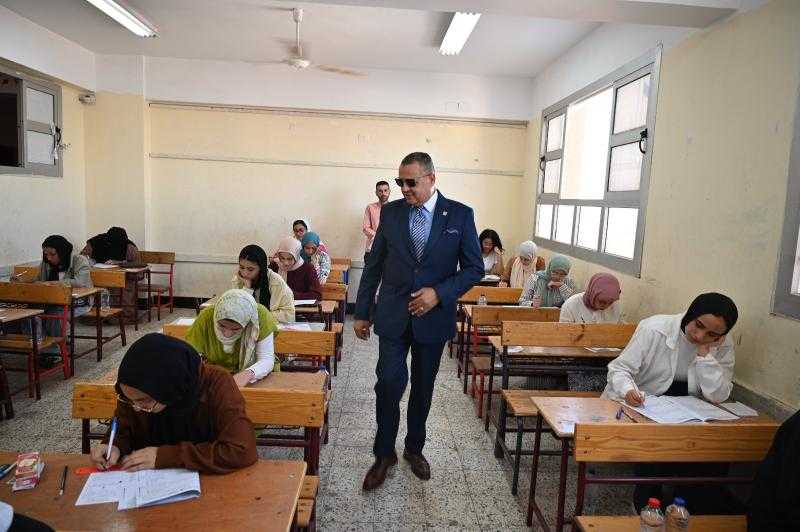 محافظ جنوب سيناء يتفقد لجان امتحانات الثانوية العامة بشرم الشيخ