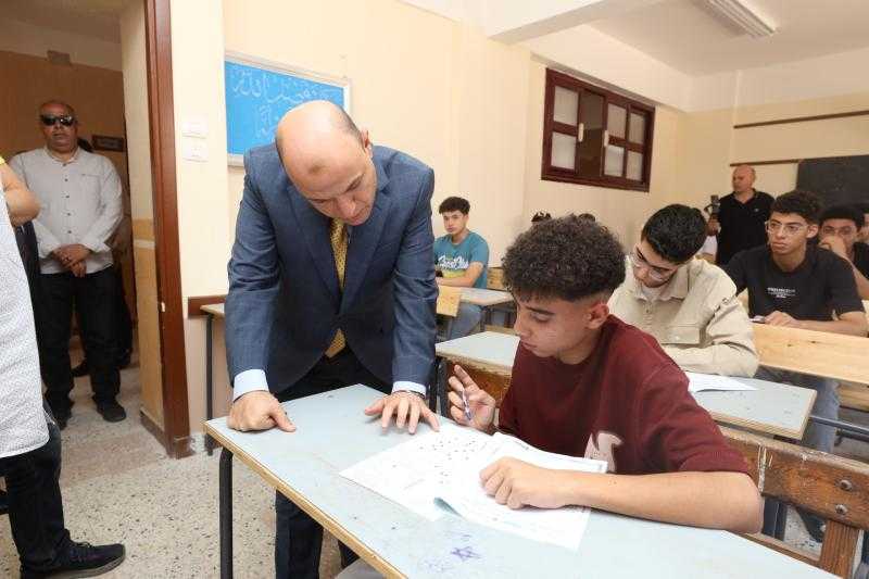 محافظ كفرالشيخ يطمئن على سير امتحانات الثانوية العامة بلجنة مدرسة شهيد السلام الثانوية للبنين