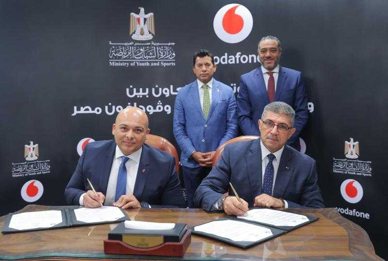 وزير الشباب والرياضة يشهد توقيع بروتوكول تعاون مع ڤودافون مصر