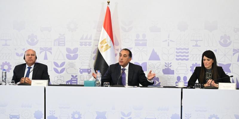 رئيس الوزراء يترأس مائدة مستديرة بعنوان ”الإصلاحات الهيكلية لتعزيز تنافسية القطاع الخاص”