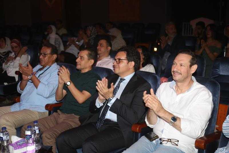 وزير الثقافة يشهد العرض المسرحي كارمن بمسرح الطليعة ويشيد بصناعه