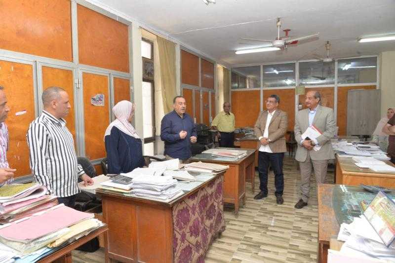 محافظ أسيوط يتفقد إدارة الحسابات بديوان عام المحافظة لمتابعة سير العمل والارتقاء بمستوى الأداء