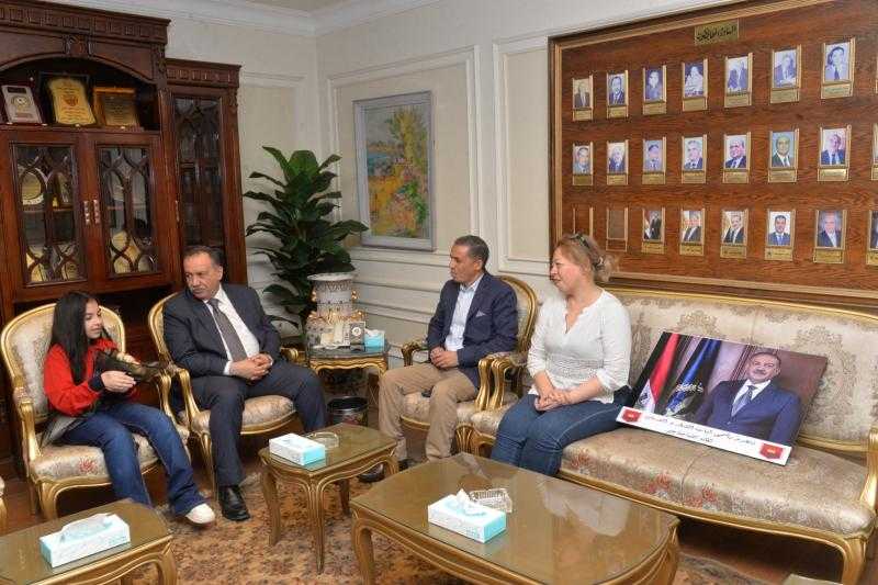 محافظ أسيوط يكرم الطالبة أنجلينا عماد ويمنحها درع المسئولية المجتمعية تقديرًا لوعيها البيئي والمجتمعي