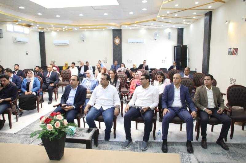 نائب محافظ قنا يشارك في زيارة ميدانية لتفقد تجربة التحول الرقمي بالوادي الجديد