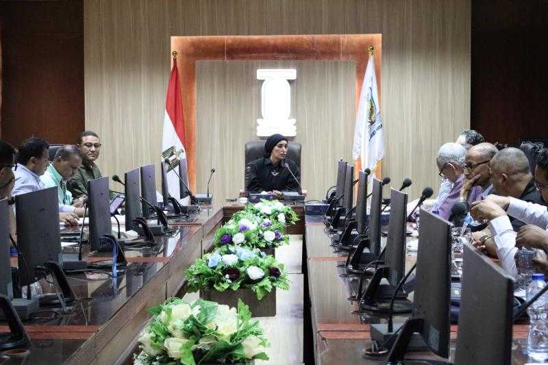 رئيس جامعة الأقصر تعقد اجتماعًا لمتابعة مشروعات الإنشاء والتطوير بالجامعة