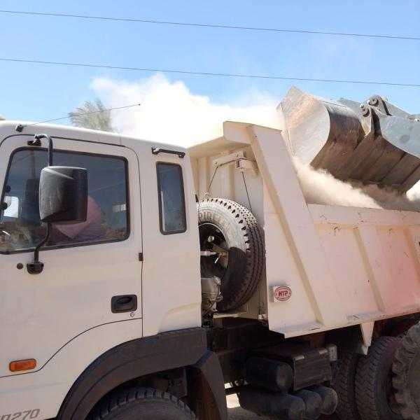 تمهيد وتوسعة الطرق الرئيسية.. ورفع الأتربة المتراكمة بحواف الطرق بمركز الطود بالأقصر