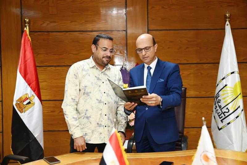 رئيس جامعة أسيوط يتسلّم رسالة ماجستير للباحث محمود عجمي حول التربية الإعلامية