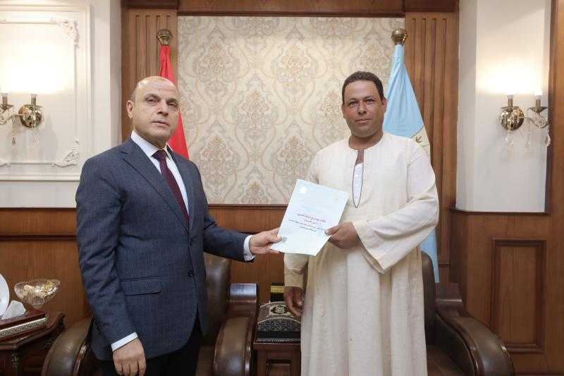 محافظ كفرالشيخ يُسلّم 15 عقد تقنين أراضي أملاك دولة للمستفيدين من المواطنين