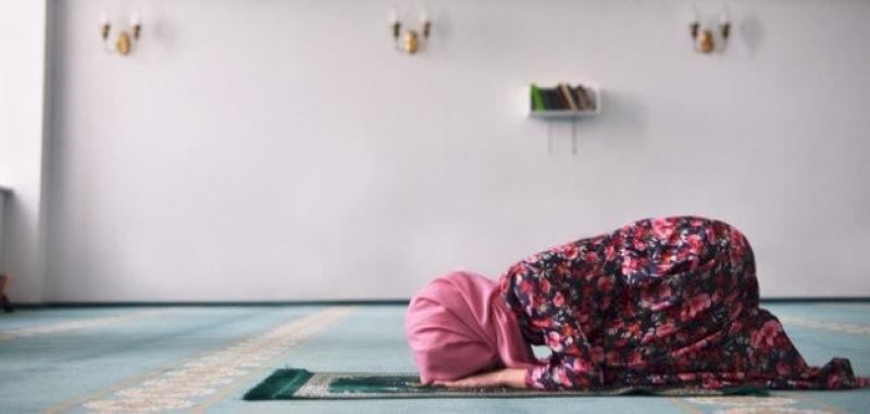 هل يجوز الجهر بالقراءة في الصلاة للنساء؟.. عضو بمركز الأزهر تجيب