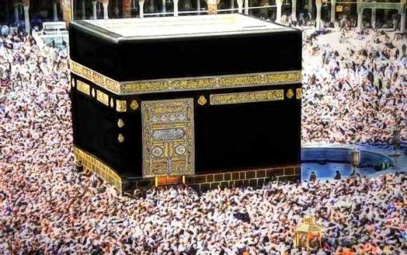 لمست الكعبة أثناء الإحرام ويدي تعطرت فما الحكم؟.. عضو بمركز الأزهر تجيب