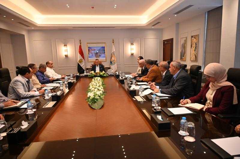 محافظ جنوب سيناء يعقد اجتماعًا موسعًا مع رؤساء المدن لمتابعة تحسين الخدمات ورفع مستوى المعيشة