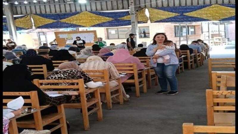 مشهد إنسانى.. أستاذة جامعية تحمل رضيعا لمدة ساعتين لأداء والدتها الامتحان