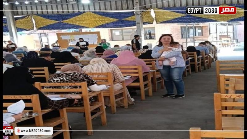 أستاذة جامعية تحمل طفل رضيع لمدة ساعتين حتى تتمكن والدتها من أداء الامتحان