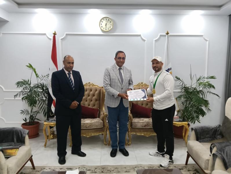 محافظ قنا 