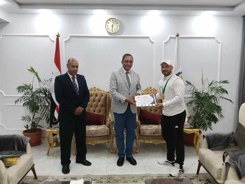 محافظ قنا يكرم بطل العالم في الووشو كونغ فو تقديرًا لإنجازاته الدولية