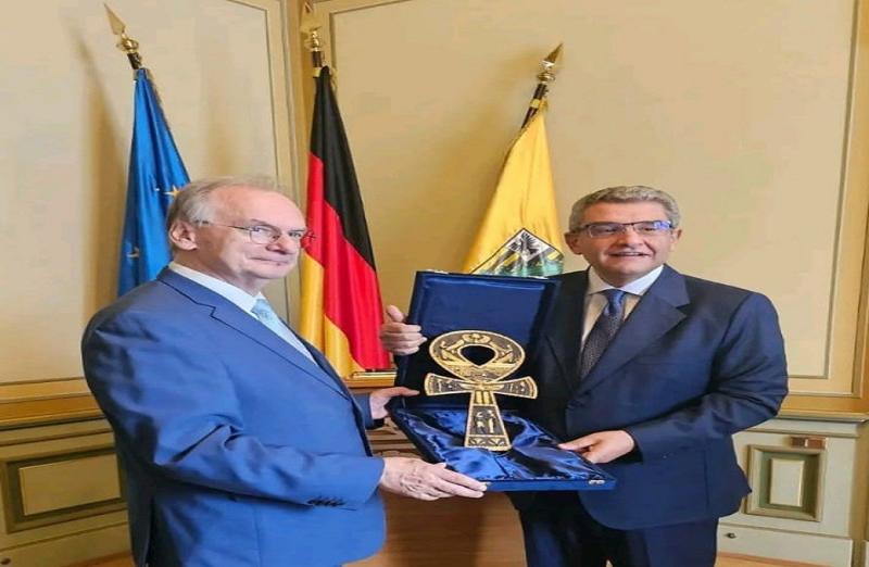 السفير المصري في برلين يبحث تطوير العلاقات الثنائية مع ولاية ساكسوني انهالت الألمانية