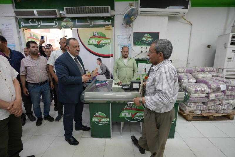 محافظ أسيوط يتفقد فرع المصرية لتجارة الجملة ويؤكد توافر كامل للسلع بأسعار مخفضة 30% عن مثيلاتها بالأسواق