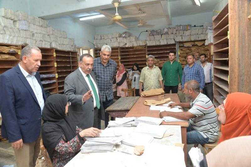 محافظ أسيوط يتفقد أعمال لجنة النظام والمراقبة إجراءات تصحيح ورصد الدرجات للشهادة الإعدادية