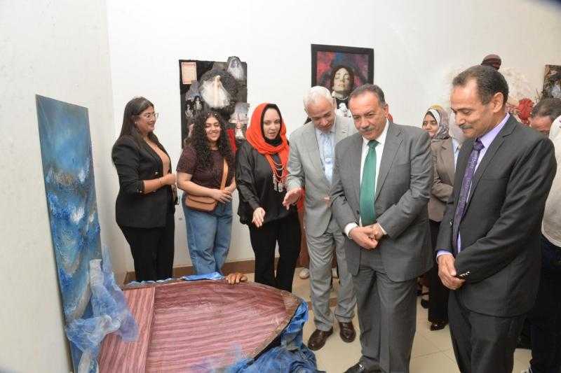 محافظ أسيوط يفتتح المعرض الفني قضايا لأعمال الأشغال الفنية لتدوير المخلفات البيئية بقاعة قصر الثقافة