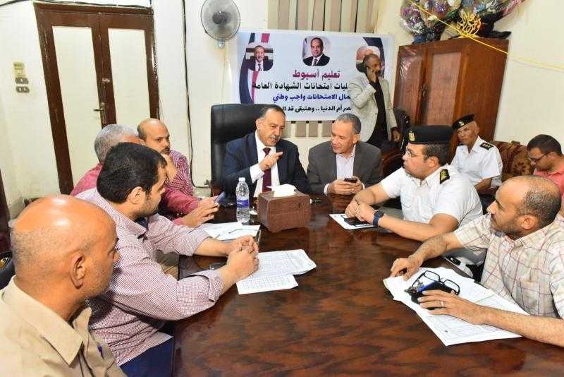 محافظ أسيوط يطمئن على الحالة الصحية للمراقبين المصابين في حادث انقلاب ميكروباص بمدخل الطريق الصحراوي الغنايم