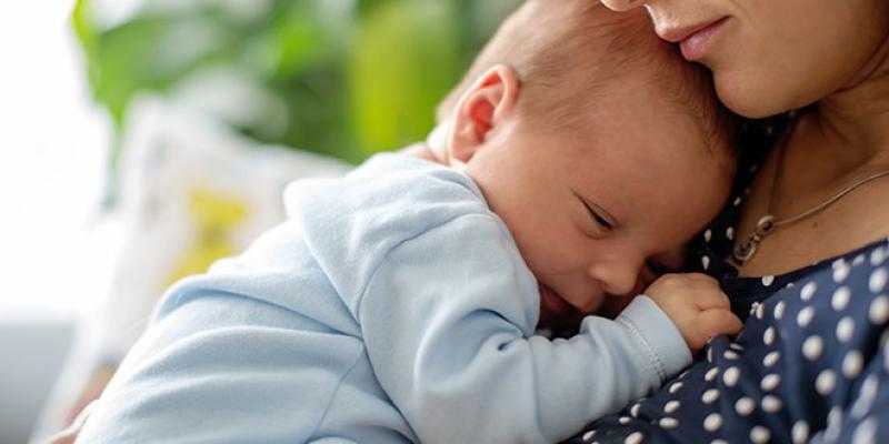 كم يحتاج طفلك إلى سوائل في هذا الحر؟.. تفاصيل