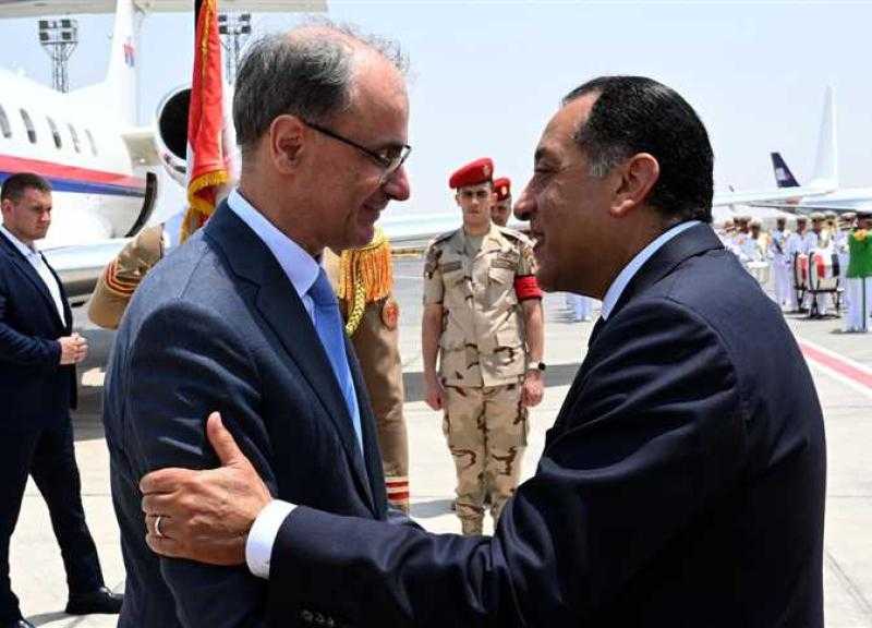 رئيس الوزراء يستقبل نظيره الصربي بـ مطار القاهرة الدولي