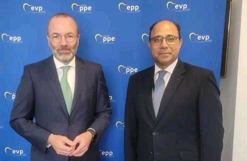 السفير المصري يلتقي رئيس مجموعة حزب الشعب الأوروبى في مقر البرلمان فى ستراسبورج