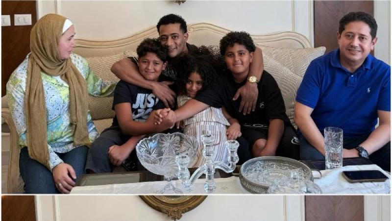 محمد رمضان ونجله وزميله