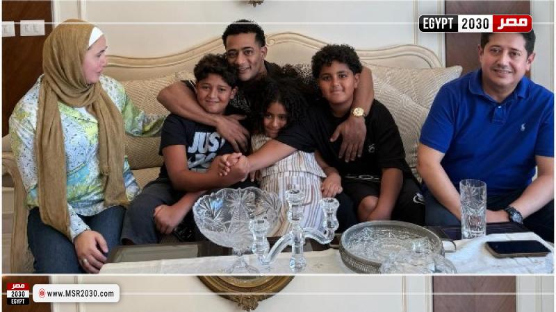 محمد رمضان ونجله وزميله